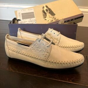 Hush Puppies white leather loafer NIB 7